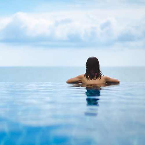 femme piscine à débordement vue sur la mer Thermalies Digital