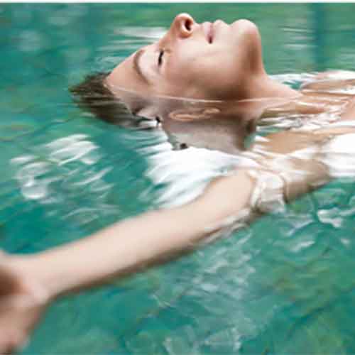 femme détendue dans l'eau - Thermalies Paris