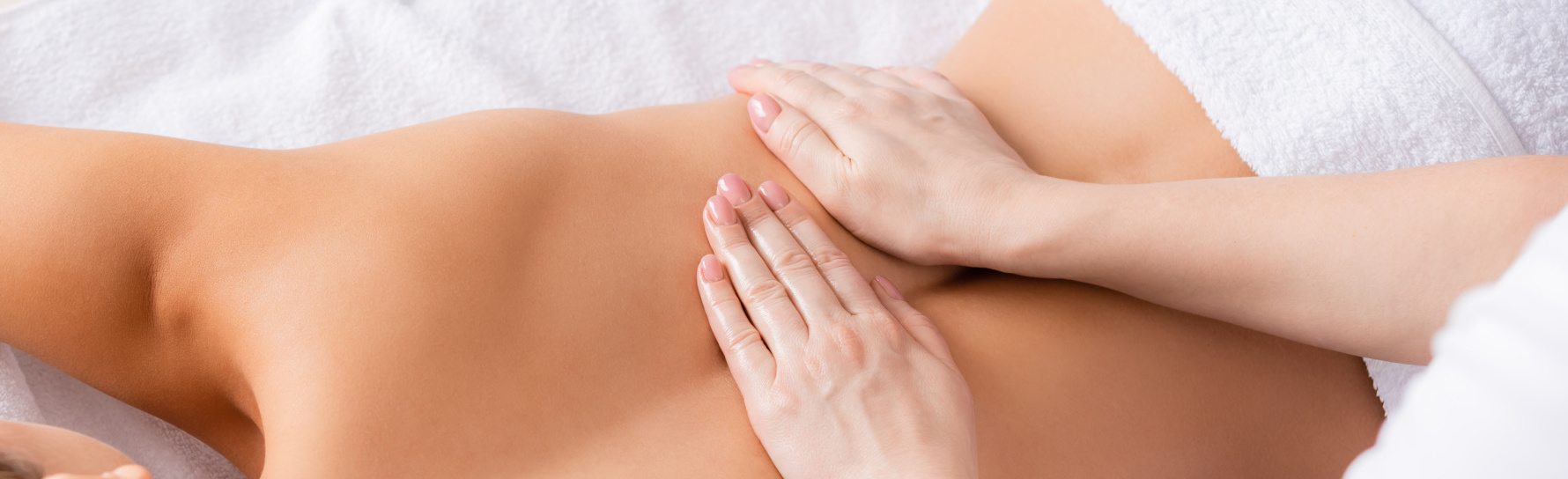 Vue en plongée d'un masseur massant le dos d'un client sur une table de massage. 