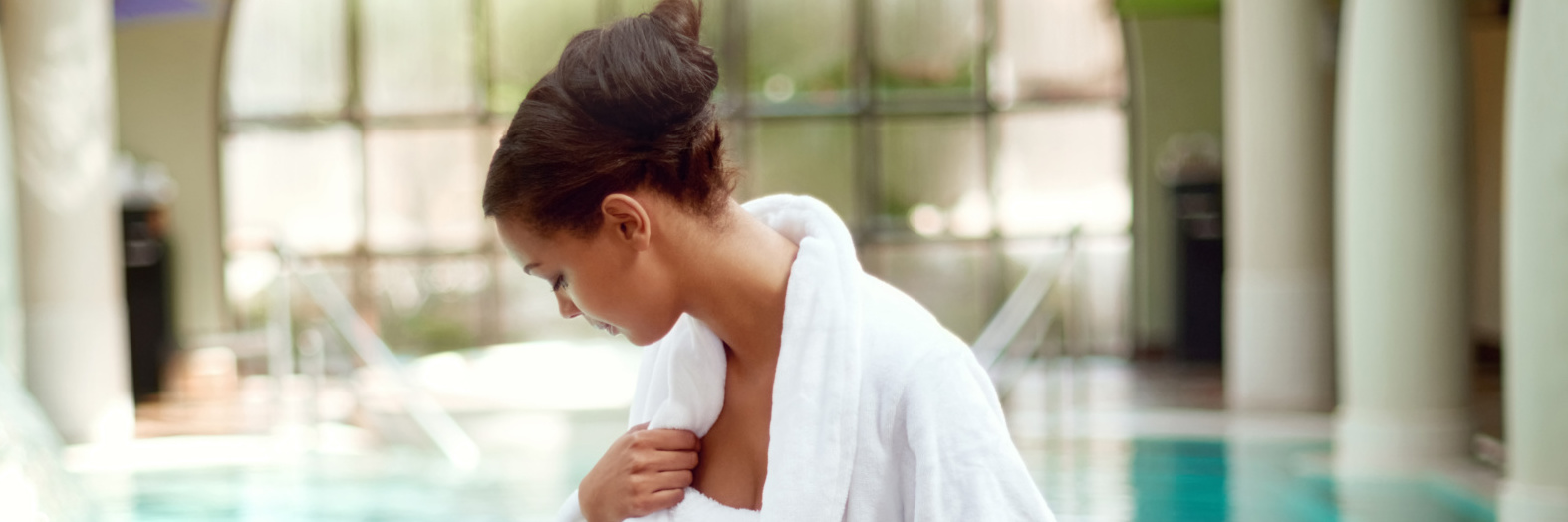 Prise de vue d'une jeune femme séduisante prête à aller se détendre en nageant dans un spa.